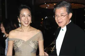 朱玲玲与丈夫雨中漫步，结婚14年浪漫如初，夫妻共享16亿美元资产图片