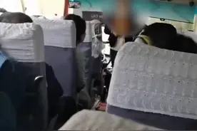 女子跟团游在车上睡觉被叫停，导游称睡觉是不尊重自己，官方通报：正在调查，一经查实，将严肃处理图片