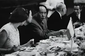 毛主席罕见发怒：接连举办高规格宴会太浪费了，四菜一汤就够了图片