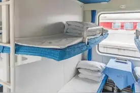 火车上，残疾老人的家属请求用中铺换我们的下铺，我拒绝了图片