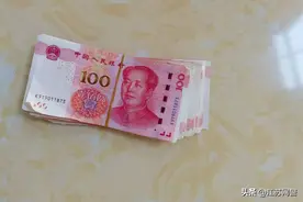 江苏镇江：丹北女子取款 捡到一万元现金图片