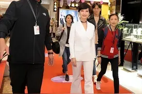 路人视角下的赵雅芝太普通！穿西装脸上布满皱纹，瞬间暴露了年龄图片