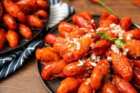 吃小龙虾要注意，死了的不能吃，还1个部位也不能吃，果断扔了图片