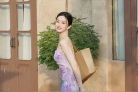 被成都太古里街拍惊艳了！满街都是“吊带裙+低跟鞋”，时髦洋气图片