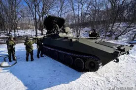 克里米纳地区，UR—77扫雷车发挥迫击炮作用，进行猛烈的精确打击图片