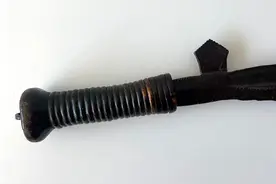 神奇的非洲飞刀：形似镰刀，能打50米，还能当钱用图片