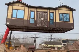 开封一男子花4万为父母买移动别墅过春节，两室一厅新房“空降”村内引围观图片