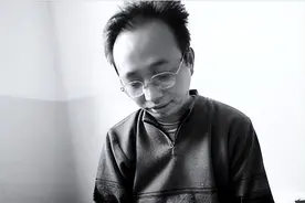 03年湖北小伙花40万治好女友白血病，女友嫁别人，他以捡垃圾为生图片