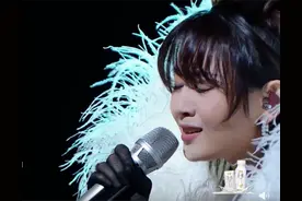 《声生》：周笔畅《圆》舞台，白羽毛黑色长裙，港风造型复古十足图片