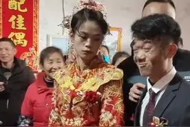 婚礼现场新郎脸上被人抹黑，其窘态逗笑众人，惹新娘全程冷眼相待图片