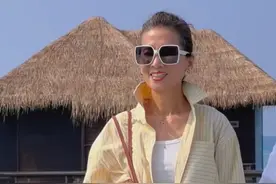 60岁女人：为什么劝你多穿牛仔裤？看4位白发奶奶就懂，减龄洋气图片