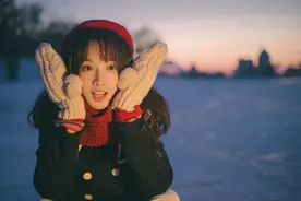 彭小苒冰雪写真大片 呢子大衣展现灵动俏皮图片