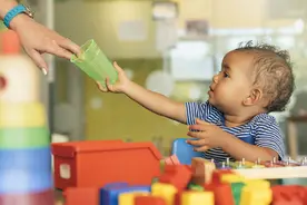 从小被允许喝饮料，和被父母限制喝的孩子，长大后差距有多大？图片