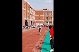 女孩跑步比赛摔倒起身奋力追赶，最终反超至第三名图片