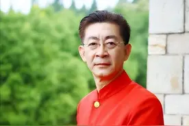 六小龄童金屋藏娇32年的妻子，原来是西游记中的她，难怪藏着掖着图片