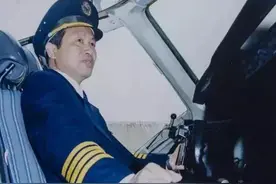 英雄机长倪介祥：飞机起落架丢失，机长紧急迫降，137人全部生还图片