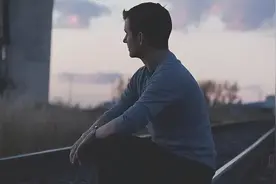 永远不要隔着桌子夹菜图片