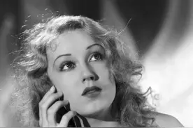 追求事业的演员安妮，跟随剧组到丛林拍摄，竟遇史前巨兽威胁性命图片