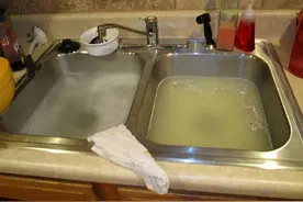 厨房洗碗池堵塞，别再用筷子捅了，教你3招实用小妙招，一步疏通无异味图片