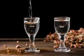 大家知道喝酒后为什么会发酒疯吗？图片