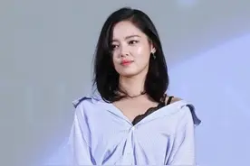 辛芷蕾把衬衫穿出女人味，配蕾丝内搭显身材，自信的样子可真迷人图片