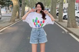 这才是夏天该有的打扮，“白T恤+牛仔短裤”，普通人穿时髦显身材图片