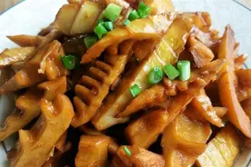 油焖笋的经典做法，全程不加一滴水，酱汁浓郁，鲜嫩入味超下饭图片