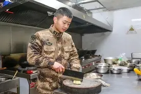 军营里的帮厨图片