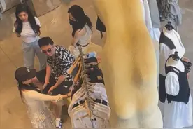 王思聪疑乘私人飞机带一群网红购物！新女友前凸后翘，高颜值吸睛图片