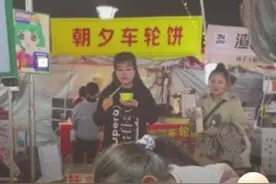 于文红又被拍到吃路边摊，脸上臃肿，相貌平平图片