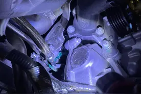 汽车发动机冷却液少了还能继续行驶吗图片