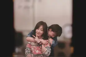 王冠与好友相聚，43岁薛佳凝罕露面，大方搂抱闺蜜手链好显眼图片