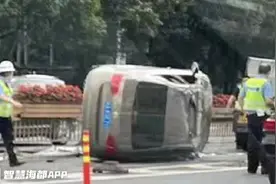 福州闹市突发车祸，现场残留大片玻璃碎片图片