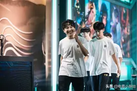 XYG输给WE，秀豆的出装引争议，队友都想他活下来，他自己却不想图片