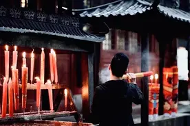 大量年轻人涌入寺庙：烧香拜佛成新型解压大法，一串手链卖890元图片