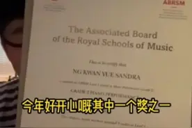 57岁吴君如疫情苦练钢琴考下英皇证书！想学音乐什么时候都不晚图片