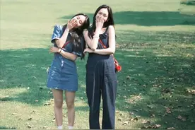 和好朋友一起出去玩，怎么拍好合照？拍照姿势两人版，好看又出片图片