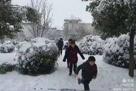 夜晚在寝室哭泣的男孩图片