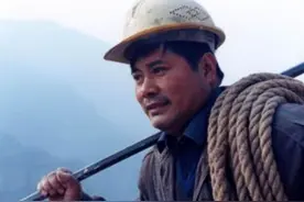 “当代愚公”：倾家荡产为村民修路，路通村富后，他却被村民举报图片