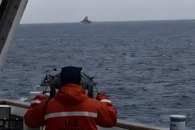 055大驱领航进入白令海，歼15飞越美军舰头顶，美军还不能开火图片