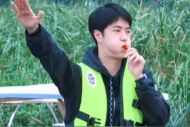 王一博《街舞5》户外露营九宫格花絮照，又解锁新身份，好迷人图片