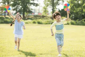 孩子见到生人就躲，4个解决办法，家长不再发愁图片