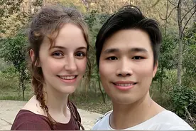 意大利美女嫁广西农村，插秧刨地样样行，还会开拖拉机耙田图片