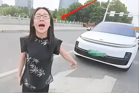 女司机和骑手吵架后续：原视频曝光，女子气到流产，哭诉备孕多年图片