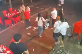 唐山打人事件引发热议，黑衣女子打出一啤酒瓶，男子为何不倒？图片