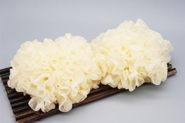 女人吃燕窝好还是胶原蛋白好 2026年女人喝燕窝胶原蛋白肽有好处吗