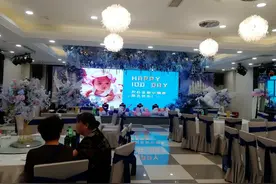 广西一夫妻为宝宝办百日宴，广东亲戚随礼2000元，满桌酒席真豪横图片