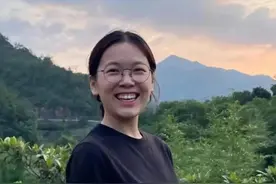 不顾父母反对，放弃年薪30万的工作，和穷小子去山村过苦日子图片