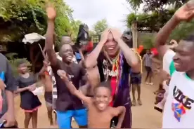 说唱歌手 6ix9ine 去非洲拍 MV 大撒钱，被当地“人体跳绳”吓傻！图片