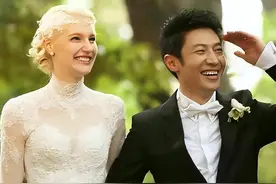 撒贝宁婚变风波后，携妻女现身高档餐厅无交流，状态憔悴显老态图片